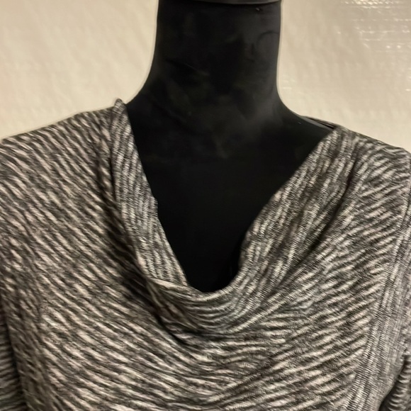 Maurices gray cowl neck sweater Size M - Picture 3 of 7